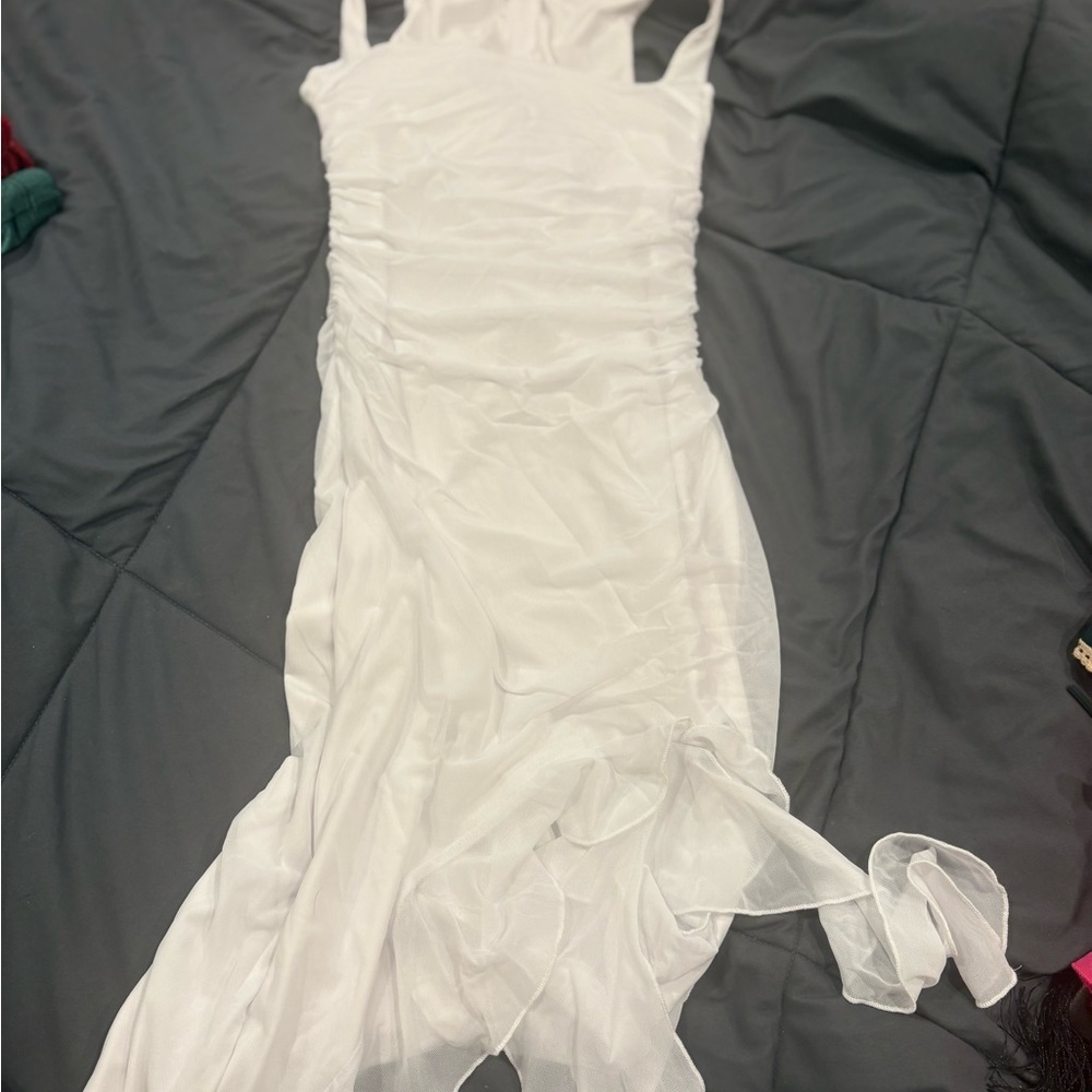 Elegant White Sleeveless Dress